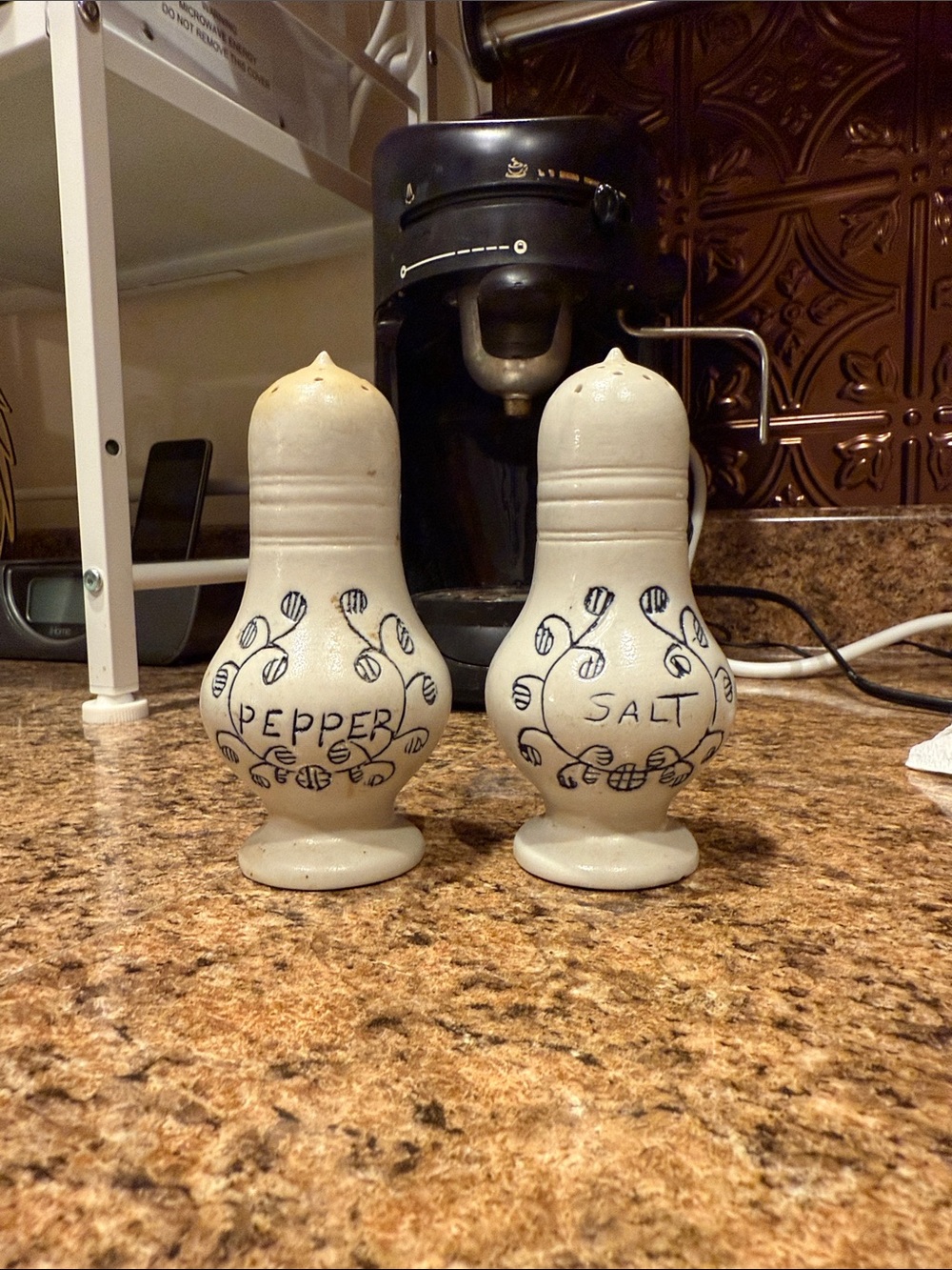 Vintage Pfaltzgraff Salt and Pepper Ceramic Shakers - - Picture 2 of 2
